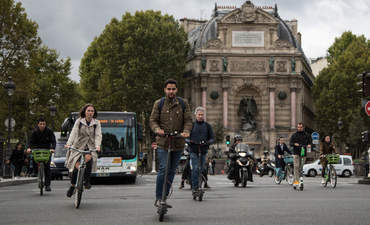 巴黎市中心的圣米歇尔广场周围道路交通繁忙