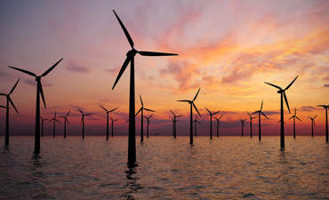 在日落海上风力涡轮机