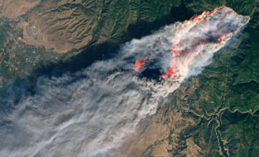 鸟瞰图2018年野火在天堂，加州