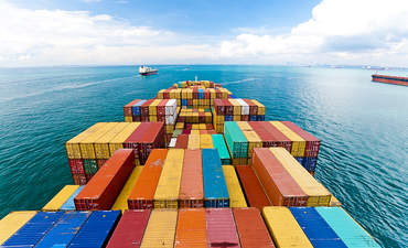 货船进入世界上最繁忙的港口之一新加坡。