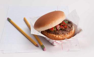 来自索迪斯的蘑菇牛肉汉堡，索尼克正在削减卡路里和排放的特色图像