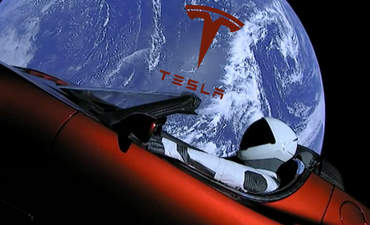 背景是地球的特斯拉汽车里的Starman