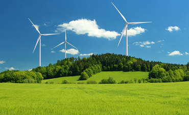 风力发电机组的可再生能源夏季景观与湛蓝的天空和领域前景