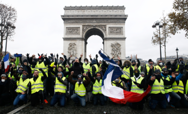 法国巴黎发生黄色背心抗议活动