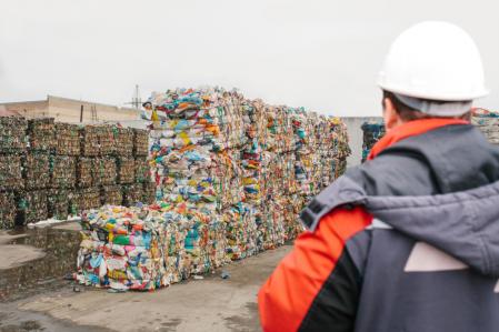 工人在废品处理厂看成捆的可回收材料。