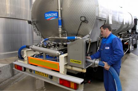 2008年4月，在法国诺曼底的一家达能乳品厂，工人们正在给牛奶储存罐加油。