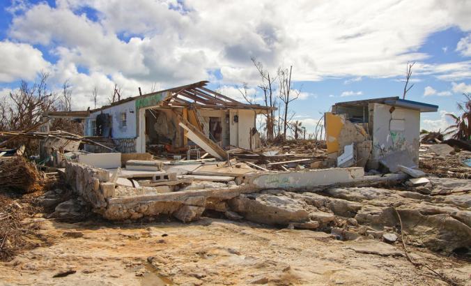 查看在大巴哈马岛的东部，大部分的破坏的飓风发生多利安摧毁的房屋中。
