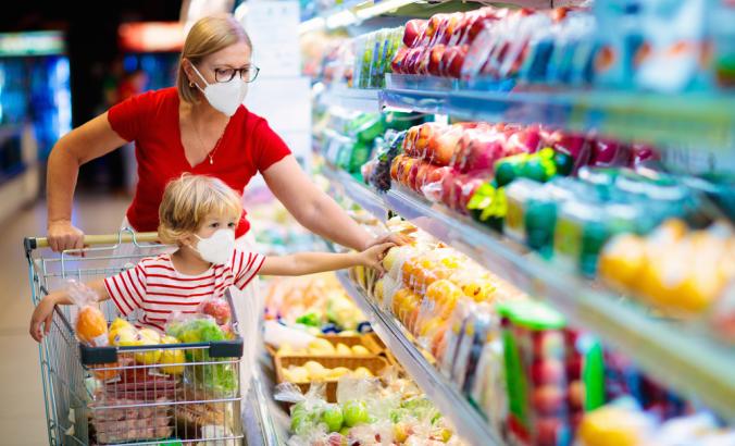 家长及子女在超级市场购买农产品时须戴上外科口罩。