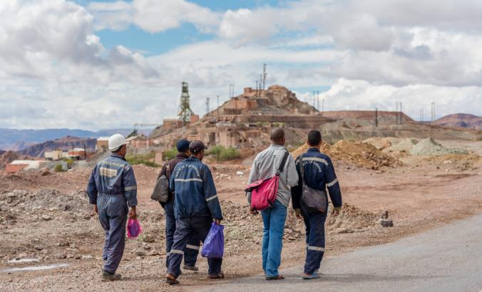 前往摩洛哥抗地图集山脉的Bou-Azzer的钴矿的工人。