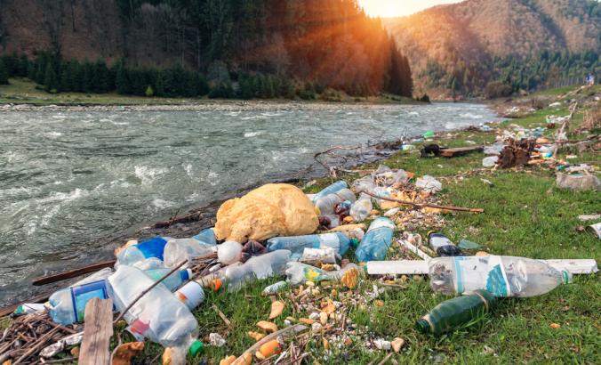 山上河边的塑料垃圾