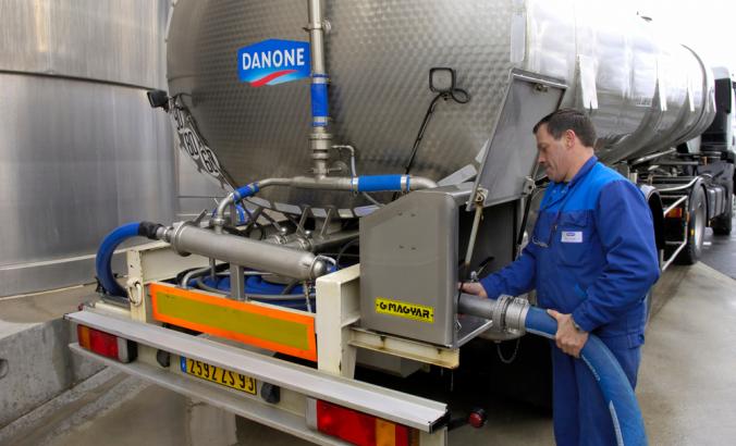 2008年4月，在法国诺曼底的一家达能乳品厂，工人们正在给牛奶储存罐加油。