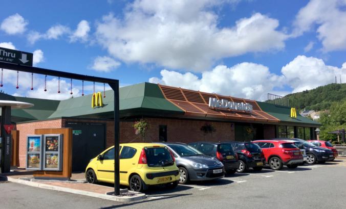 2018年7月31日，英国斯旺西的麦当劳餐厅和得来速餐厅。