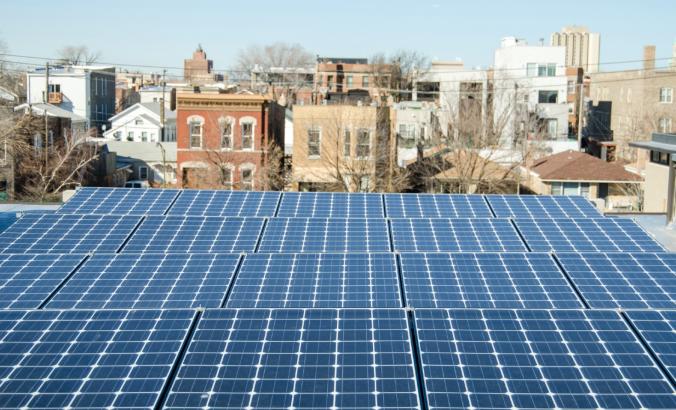芝加哥社区的屋顶太阳能电池板。