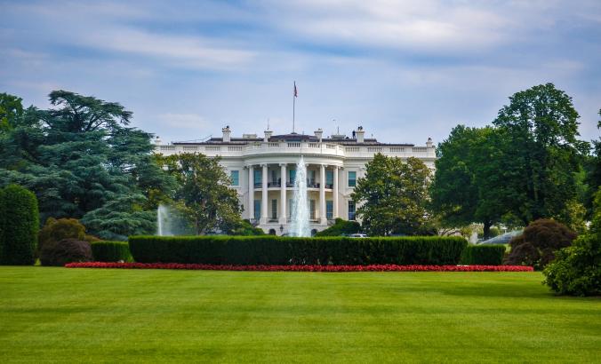白宫在正视图草坪