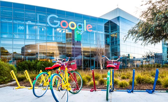 谷歌总部与自行车在前景