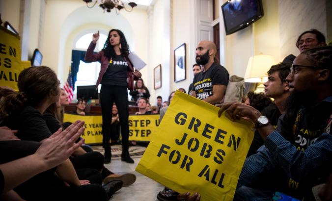 学生活动家与日出运动占据2018年11月13日占据南希佩洛西的办公室，要求她和民主党对气候变化的影响。