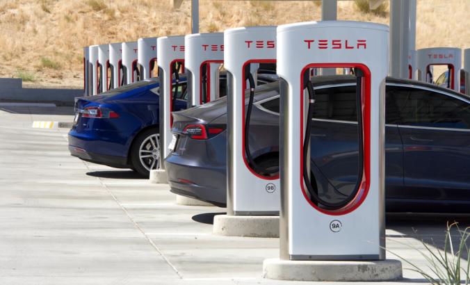 Tesla Super Charging station near the Interstate-5 in Kettleman City, Calif.“>
                  <div class=