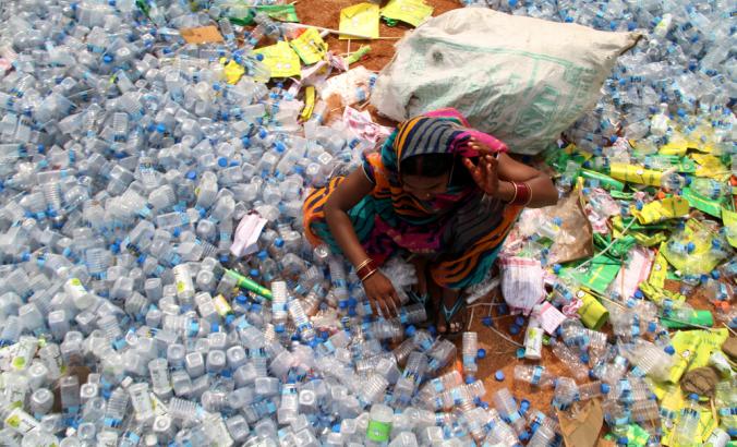 一个人在新德里，印度收集空塑料瓶