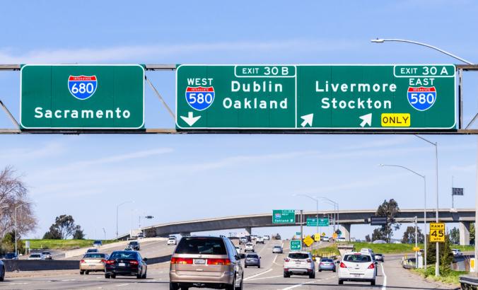 高速公路交汇处在东旧金山湾区;向萨克拉门托，奥克兰，斯托克顿和其他目的地，指导司机到右车道的标志