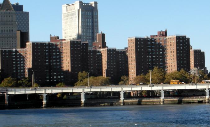 总督阿尔弗雷德史密斯在东河，纽约市的公共住房房屋建于1950-53。