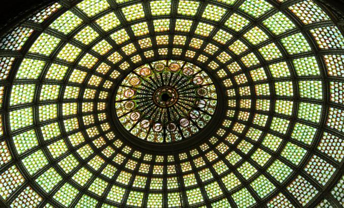 芝加哥市中心文化中心的彩色玻璃圆顶。