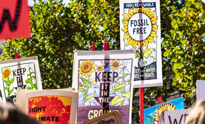 各种气候变化相关标语，抗议者在全球气候罢工的集会和3月在旧金山市中心。