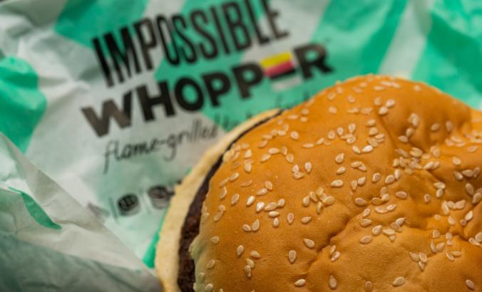 汉堡王的“不可能皇堡”配上“不可能食品”素食汉堡肉饼。