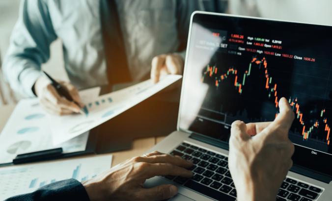 投资者指向具有投资信息股票市场和合作伙伴的笔记本电脑和分析性能数据。
