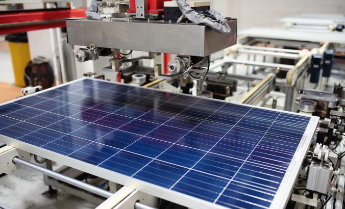 太阳能电池板制造在工厂