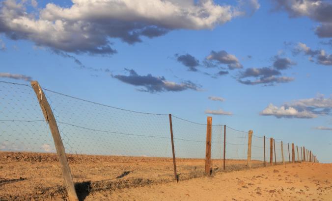 南澳大利亚内陆的野狗围栏，世界上最长的建筑之一。