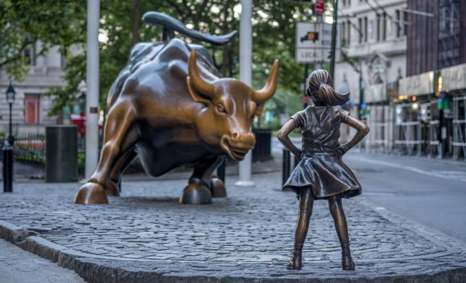 面对充电的公牛的无所畏惧的女孩雕象在下曼哈顿，纽约城