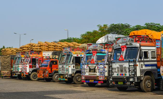 印度阿格拉的卡车拖车。