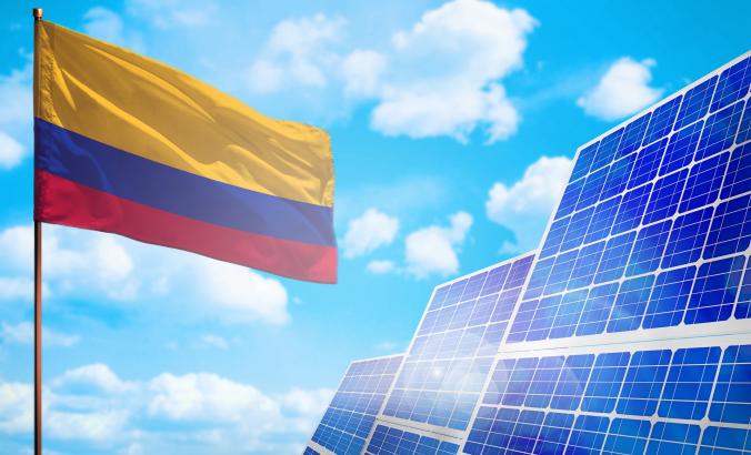 哥伦比亚国旗与太阳能电池板