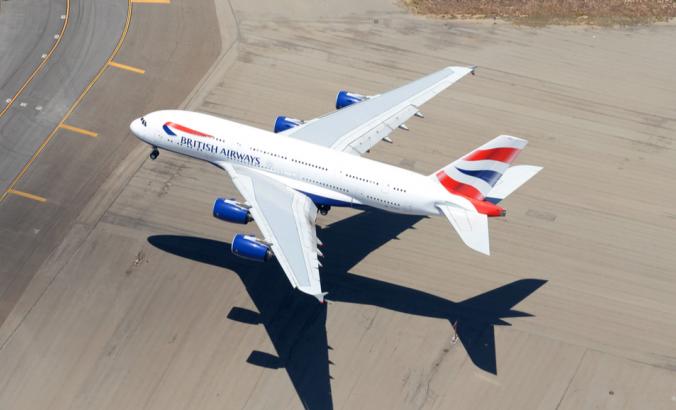 英国航空公司空中客车A380鸟瞰图及其在国际机场飞机的最终方法的阴影A380-800飞机注册为G-XLEC。