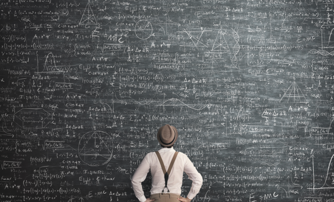 一个人看着一块很大的黑板，上面写着数学公式。