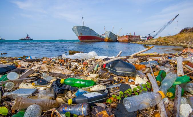 浪费和污染在海滩的海岸的岸边在巴拿马的冒号
