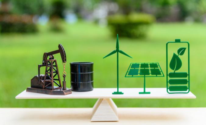 石油抽油机，原油桶桶，太阳能电池板，绿叶电池，风力涡轮机在木材平衡秤上的同等位置。