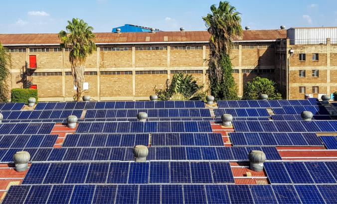 肯尼亚内罗毕的屋顶太阳能电池板