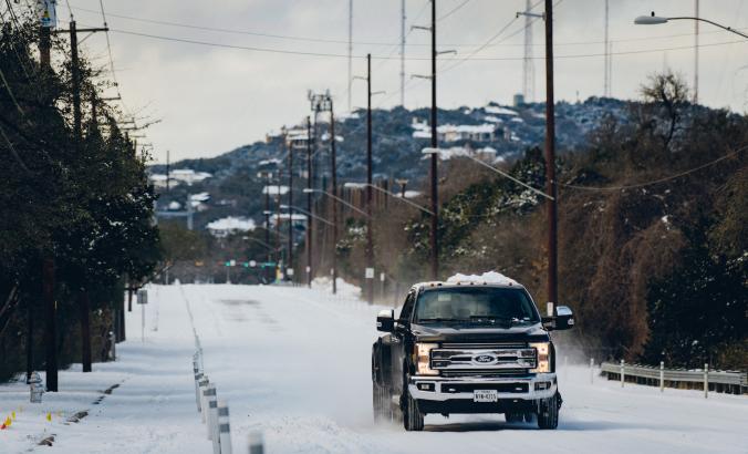 2021年2月，暴风雪过后的第二天，德克萨斯州奥斯汀的一辆小货车在路上行驶。
