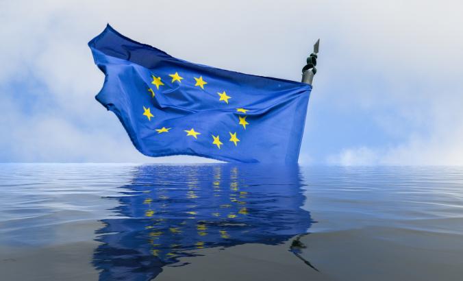 欧盟国旗在水中
