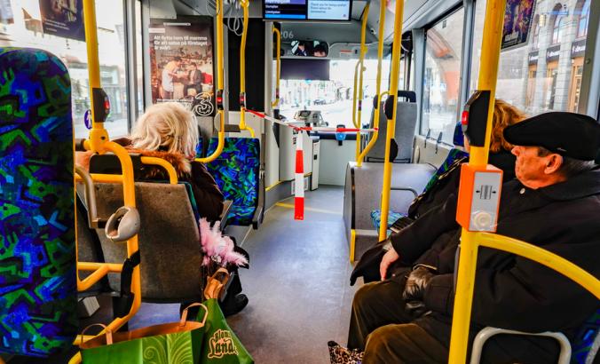 在瑞典斯德哥尔摩乘坐公共汽车的人们