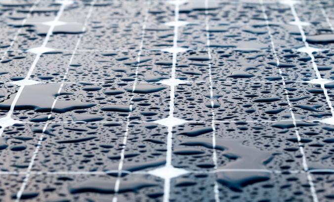雨水落在光伏太阳能板上。