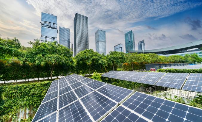 生态能源可再生太阳能电池板厂与城市现代建筑景观地标