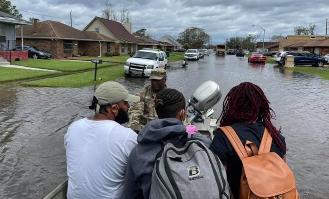 飓风艾达过后，路易斯安那州国民警卫队在拉斯堡营救民众。