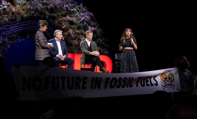 Christiana Figueres，Ben Van Beurden，Chris James和Lauren Macdonald在TED倒计时峰会上发表演讲