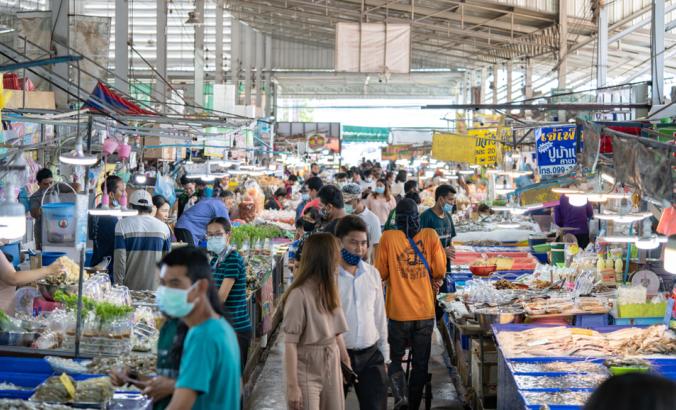 当地人在泰国昌堡省的大型新鲜市场安格西拉鱼市场（Angsila Fish Market）散步和购物海鲜。