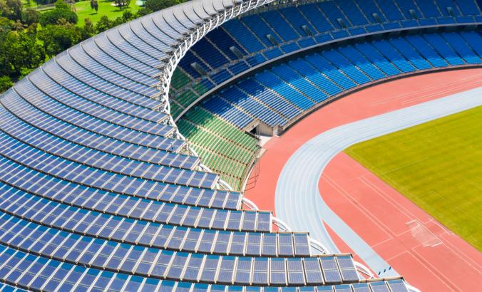 台湾高雄国家体育场屋顶上的太阳能电池板。