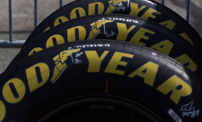 在2017年，弗吉尼亚里士满的里士满国际赛道的Goodyear赛车轮胎。