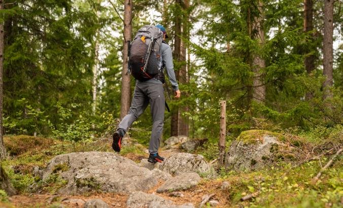 芬兰一条岩石小径上的徒步旅行者。