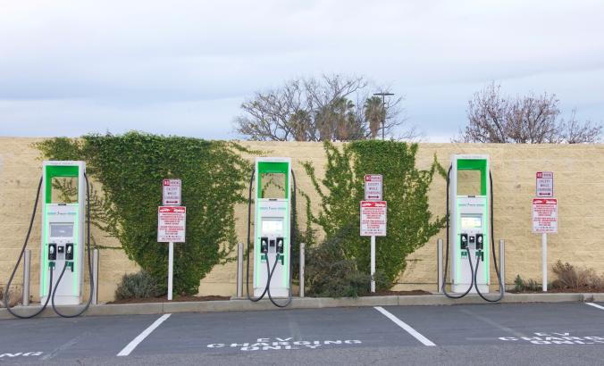 2022年1月30日，在加利福尼亚州科罗纳市电动汽车充电站。